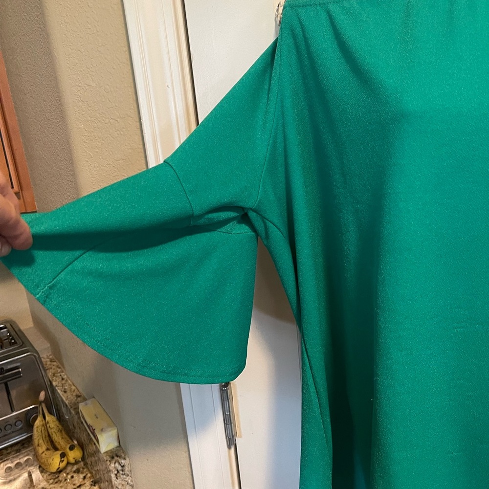 Womens green top can be worn on or off the shoulders. Size 16 - Picture 4 of 6